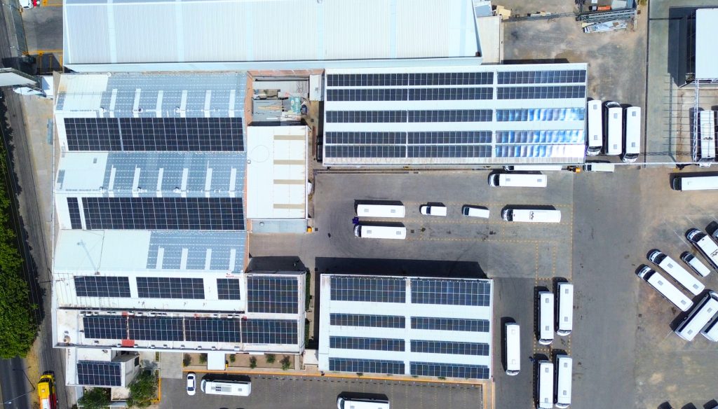 Toma aérea de paneles solares instalados en una empresa. 